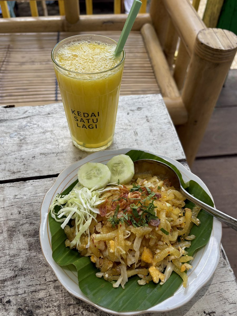 bolehjoingk's tweet photo. Peken Klangenan Kotagede (PKK) bisa banget masuk list place to go weekend di Jogja. Art market dengan konsep tempo dulu yang vibesnya adem dan penuh nostalgia. Ada stand kerajinan tangan, aneka kuliner tradisional, sampai workshop seru yang bisa diikuti. https://t.co/5Gh4koginh