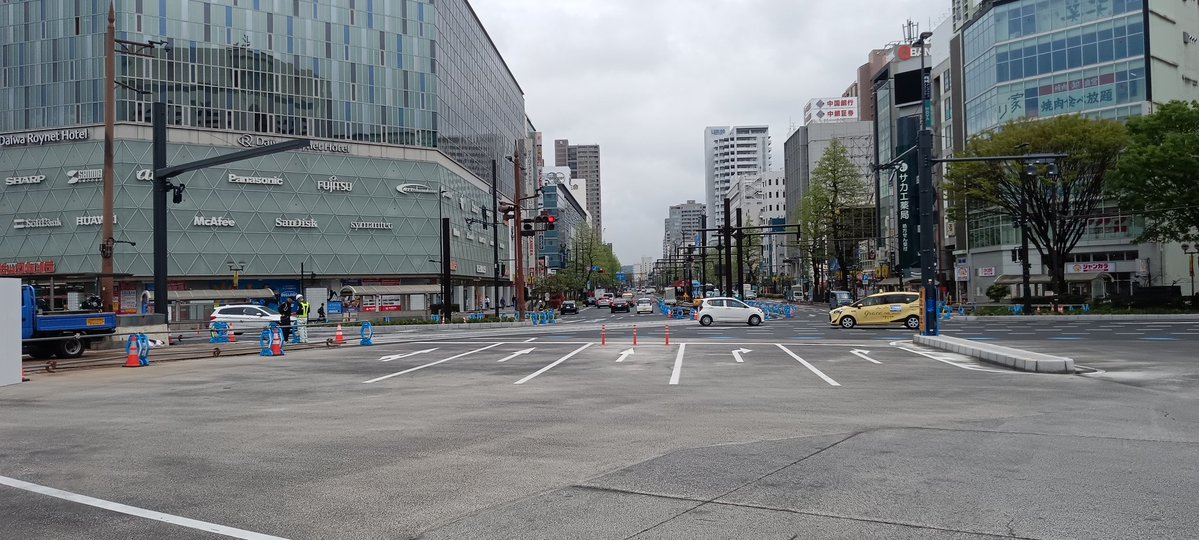 市役所筋部分にもレールの敷設が始まりました。