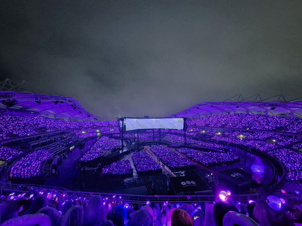 โคตรรรรรสวย ถ่ายจากมุมไหนก็สวย เหมือนรูป ai แต่อันนี้คือคอนเสิร์ต BTS จริงๆ 360องศากับ stadium tour มันดีมากกก