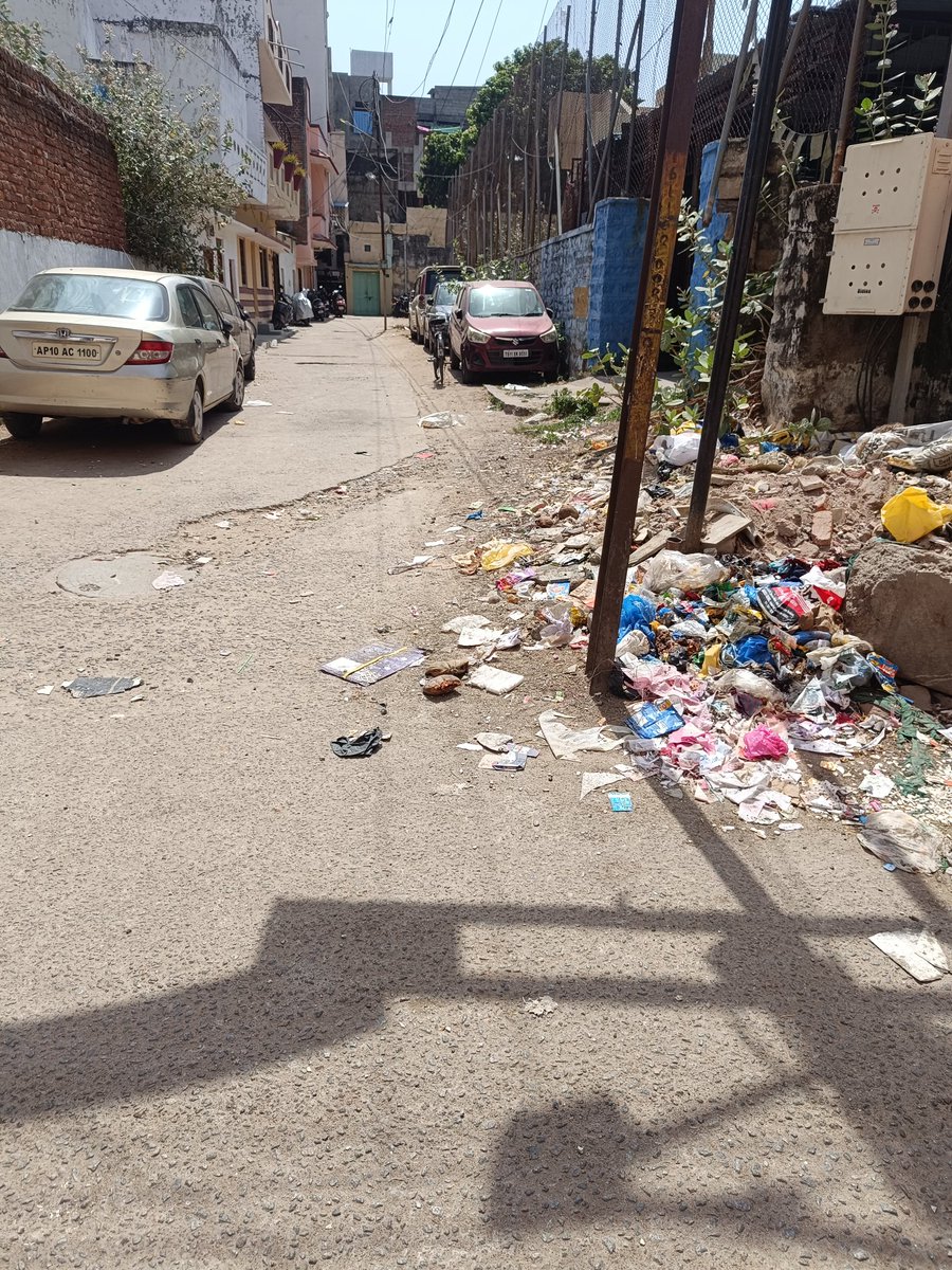Hafeezindian's tweet photo. @GHMCOnline  Dear sir after my last complaint one time sweeper and garbage clean since than till today no garbage cleaning Wantedly cleaning supervisor not cleaning garbage on daily basis just beaide basti clinic. Plz take action @asadowaisi @zulfeqaraimim @TelanganaCMO https://t.co/pAzTfGthEC