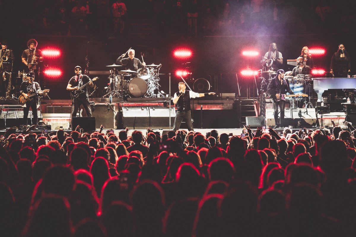 “You’ve just seen the heart-stopping, pants-dropping, house-rocking, earth-quaking, booty-shaking, love-making, legendary E STREET BAND!” -Bruce @Springsteen

(📸: @TimothyNorris / Kia Forum Photos)