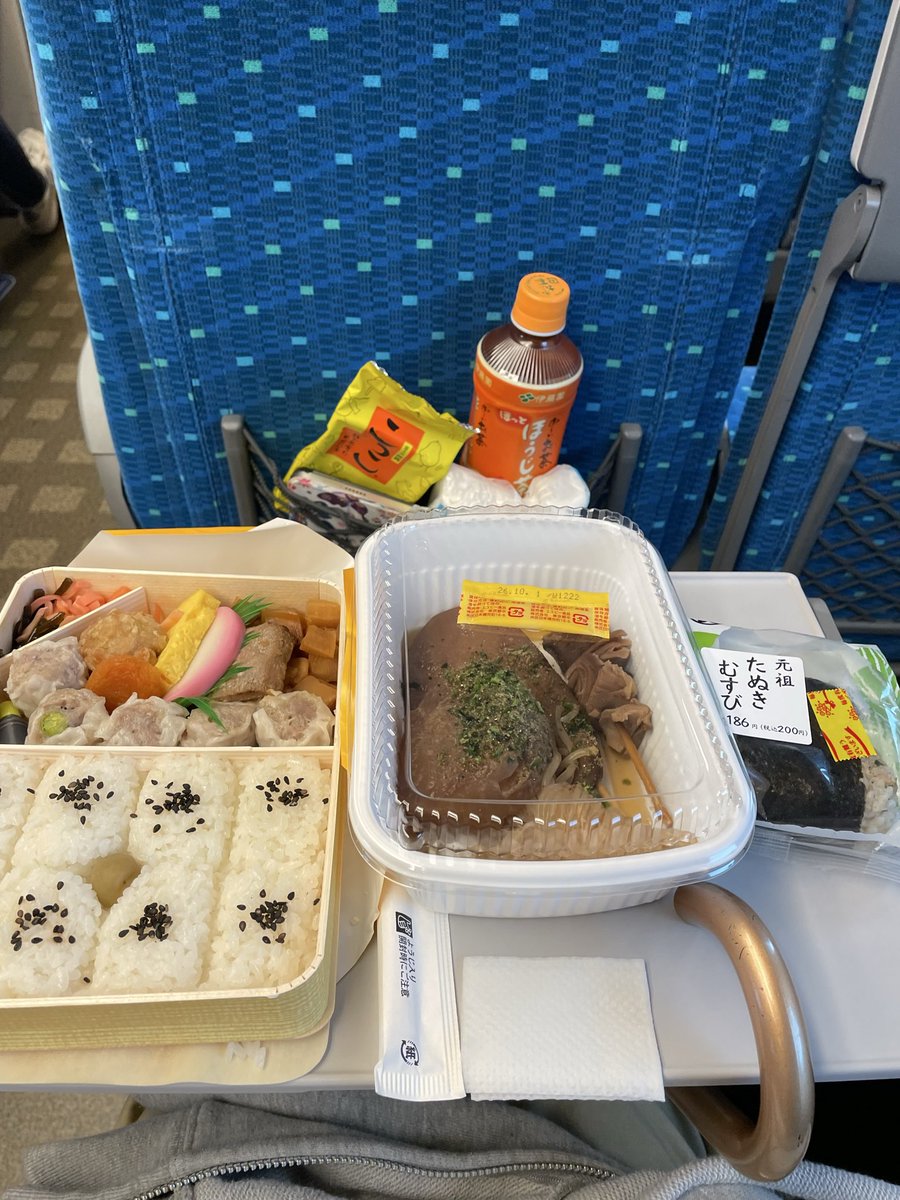 0178sea's tweet photo. 静岡旅行最終日、新幹線で帰ります。
静岡駅でシュウマイ弁当と天神屋のおでんを新幹線でいただきました。 https://t.co/B7yBgVf7VZ