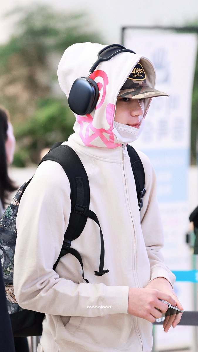 moonland tweet media