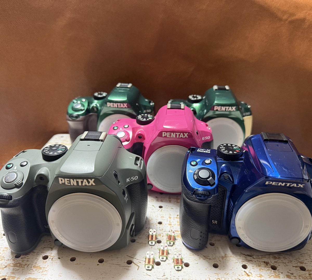 黒死病のPentax K50の修理をしています。国内だけでなく、欧州アメリカでは100色近いカラーと堅牢な防塵・防滴性能が評価され、アウトドアや風景撮影で人気があるそうです。