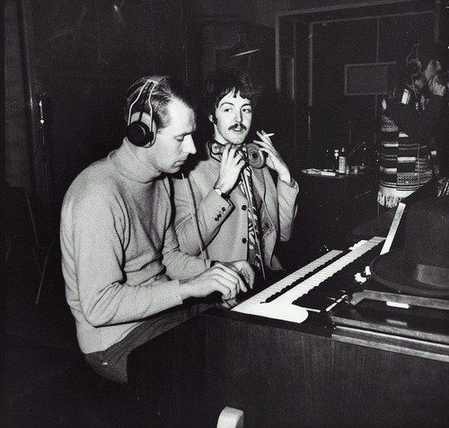 George Martin and Paul during the recording sessions of "Sgt Pepper", 1967
#TheBeatles