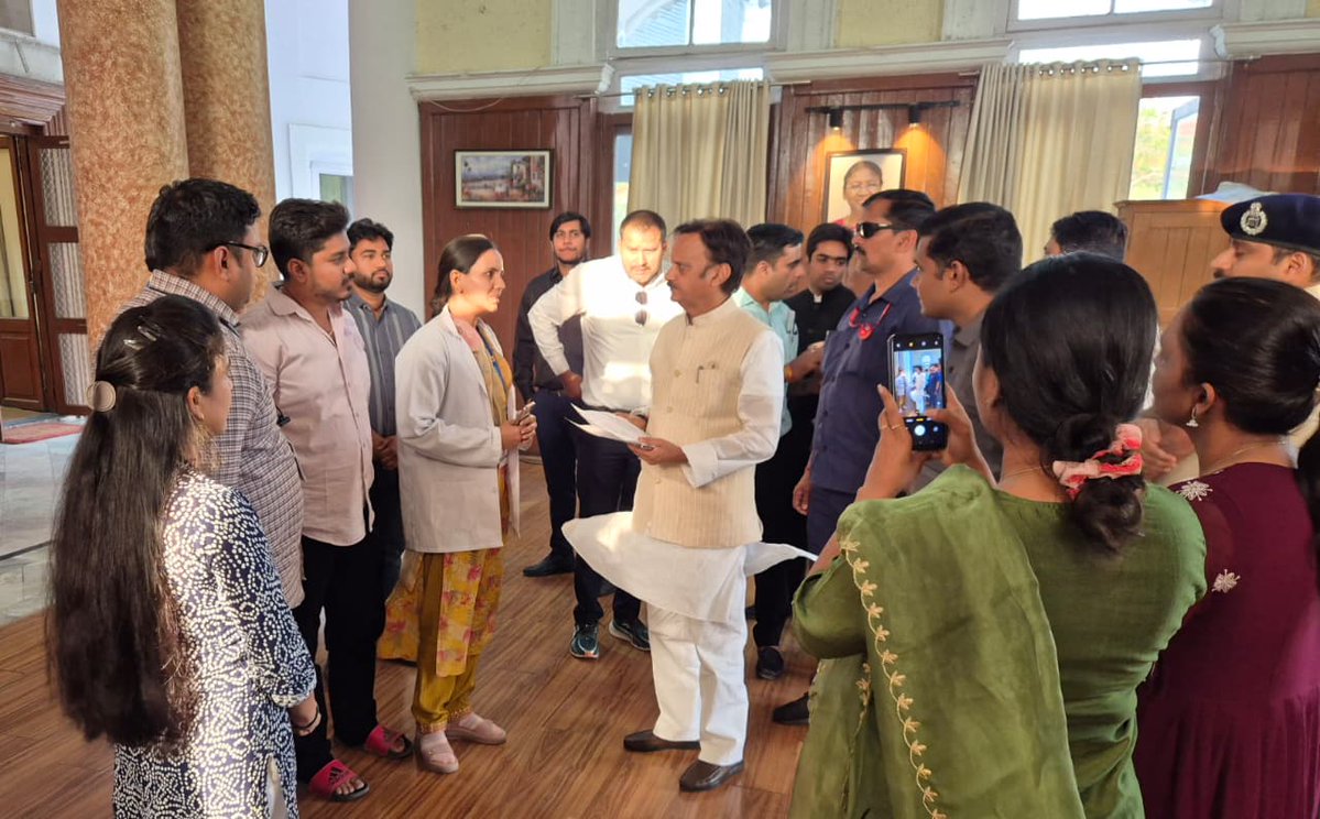 RashmiPandeyIND's tweet image. #PBI मर्ज हो
हम सभी CHO की विनम्र अनुरोध है कि PBI व्यवस्था में जल्द सुधार किया जाए और इसे मर्ज कर न्यायपूर्ण बनाया जाए।
हमारा संकल्प – सशक्त CHO, स्वस्थ मध्यप्रदेश।
#StopUnfairPBI #CHO_Ekta_Zindabad @PMOIndia #JusticeForMPCHO
@healthminmp @NHM_MP @rshuklabjp @DrMohanYadav51