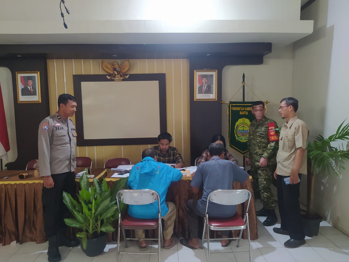 DirmanDirm97435's tweet photo. Bhabinkamtibmas Kalurahan Palbapang, Aipda Sutejo P., S.H., melaksanakan monitoring pembagian BLT Dana Desa (DD) di Kalurahan Palbapang, Bantul, Jum'at (10/04/2026)
#PolriPresisi #PolsekBantul #Bhabinkamtibmas #BLTDD #Bantul https://t.co/mWQiXaOQMt