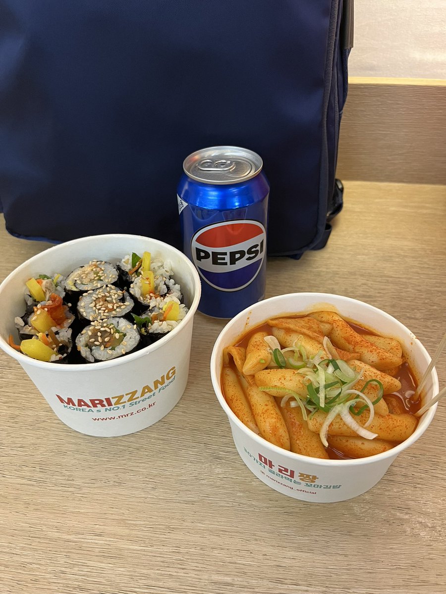 03x24's tweet photo. 韓国の空港で荷物検査で弾かれて変なの首にかけられた時は焦ったけど無事帰国。
韓国で食べ忘れてたトッポギとキンパは国際線で食えた。
免税タバコも買ったけど韓国仕様で激萎え。タバコやめようかな。 https://t.co/MT4vtvgXQI