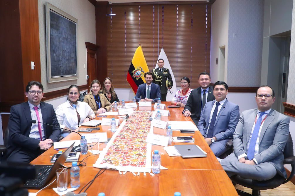 CentralNewsEC's tweet image. 👉🏻 El CAL presidido por @NielsOlsen negó el pedido de @PrisSchettini para asumir su curul y ratificó a Annie Muñoz como titular, tras un criterio vinculante de la Procuraduría.  

👉🏻 Aunque Schettini recuperó sus derechos políticos, la @AsambleaEcuador sostiene que la