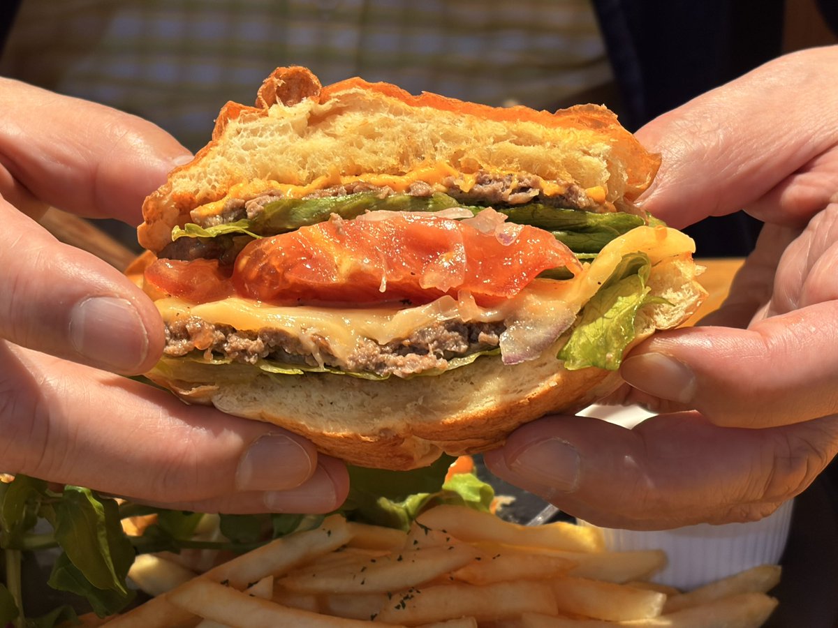 あいにくの雨模様ですが 大阪造幣局の桜の通り抜けへ
関西に住んで早44年ですが 初めて行きました
私達が到着した途端 日頃の行いが良いせいか？雨は止み 出口を出た所で タクシーに運良く乗れ 大阪駅のホテルグランビアへ
なんと2,500円のバーガーを食べてしまった😅
美味しかったわ～(*ˊ˘ˋ*)｡♪:*°