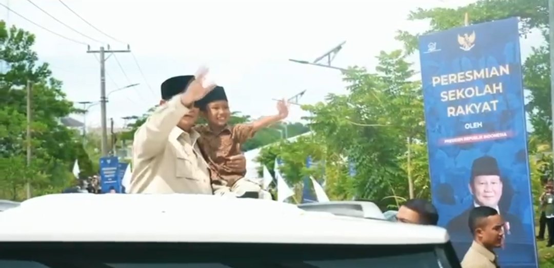 Negarawan Sejati Darma Bakti Sejak Usia Muda. Bapak Presiden Prabowo Dari Medan Perang Hingga Kursi Kepemimpinan,🇮🇩
<a href="/YandriSusanto/">Yandri Susanto</a> 
@SekretariatNegara RI
#KementerianDesaPDT
#BPSDMKementerianDesaPDT
#TerimakasihBapakPresiden 
#NegarawanSejati
#KerjaTenagaPendampingBerdampak
