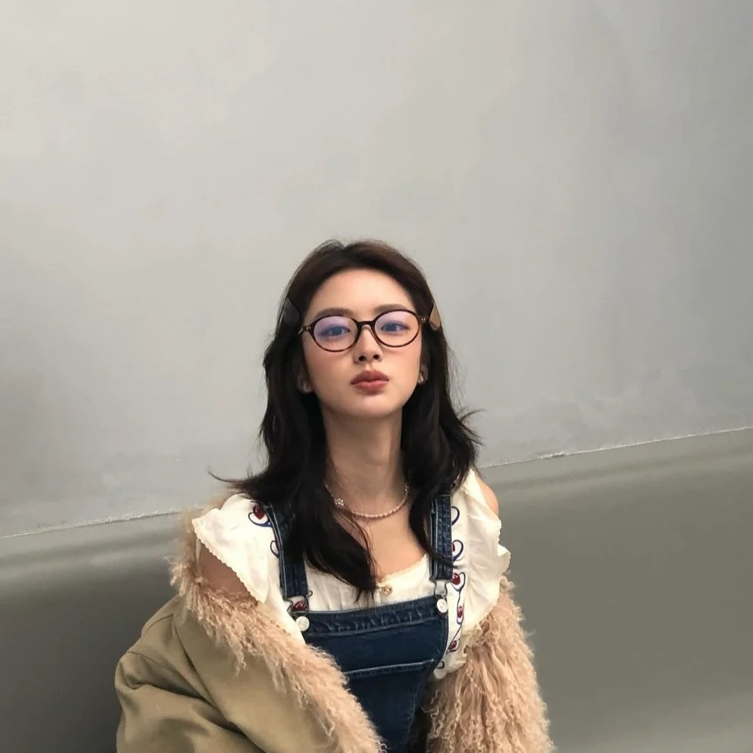 xuruohanmedia's tweet photo. she looks insanely good in specs 🔥 https://t.co/uelUPZpcaS