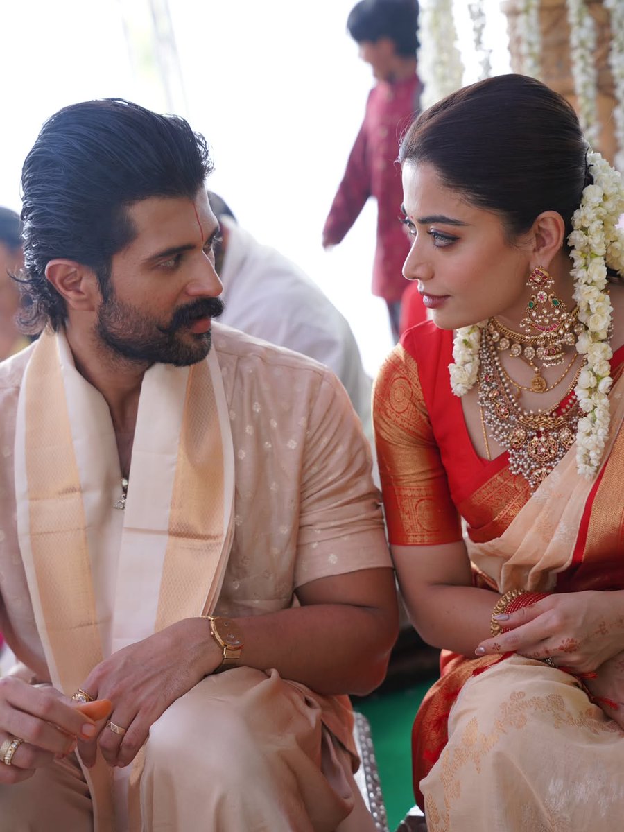 Lillyxbilly143's tweet image. From #dearcomrade muhurtam pooja 
To satya narayana vratam after wedding 

#vijaydevarakonda #rashmikamandanna #virosh