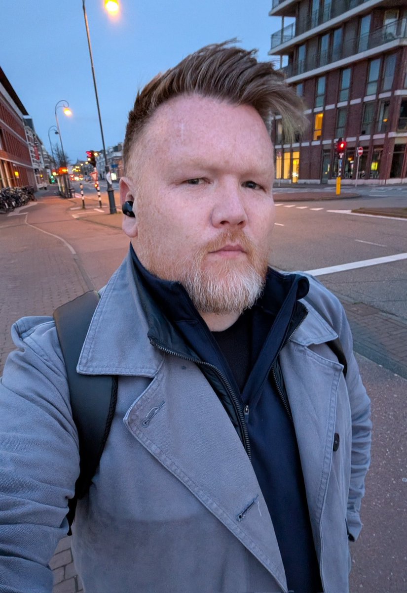 Mick_Finnegan's tweet image. Vroege start vandaag. Weer een kans om te leren en me verder te ontwikkelen als maatschappelijk werker hier in Nederland. Maar nog belangrijker, de taal leren, zodat ik goed kan samenwerken met mijn team. 

#Nederlands #SociaalWerk