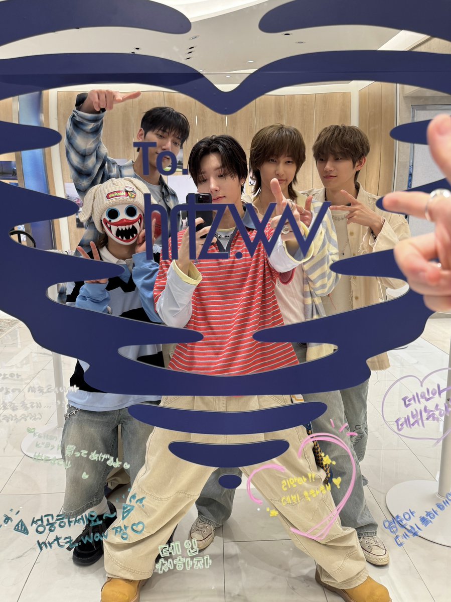 1theK's tweet image. KPOP 포토리프트 &amp;amp; 팝업 갤러리에 #하츠웨이브 왔다감🌊📸
곳곳에 남겨둔 멤버들의 흔적을 찾아보세요👀

𝗞𝗣𝗢𝗣 𝗣𝗛𝗢𝗧𝗢𝗟𝗜𝗙𝗧 &amp;amp; 𝗣𝗢𝗣 𝗨𝗣 𝗚𝗔𝗟𝗟𝗘𝗥𝗬

📅 4/9(THU) ~ 4/19 (SUN) | 10:30 ~ 19:30
📍 롯데면세점 월드타워점 전용 E/V &amp;amp; 8F 갤러리
      (잠실 롯데월드몰 B1 SEOUL SKY