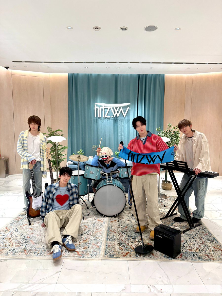 1theK's tweet image. KPOP 포토리프트 &amp;amp; 팝업 갤러리에 #하츠웨이브 왔다감🌊📸
곳곳에 남겨둔 멤버들의 흔적을 찾아보세요👀

𝗞𝗣𝗢𝗣 𝗣𝗛𝗢𝗧𝗢𝗟𝗜𝗙𝗧 &amp;amp; 𝗣𝗢𝗣 𝗨𝗣 𝗚𝗔𝗟𝗟𝗘𝗥𝗬

📅 4/9(THU) ~ 4/19 (SUN) | 10:30 ~ 19:30
📍 롯데면세점 월드타워점 전용 E/V &amp;amp; 8F 갤러리
      (잠실 롯데월드몰 B1 SEOUL SKY