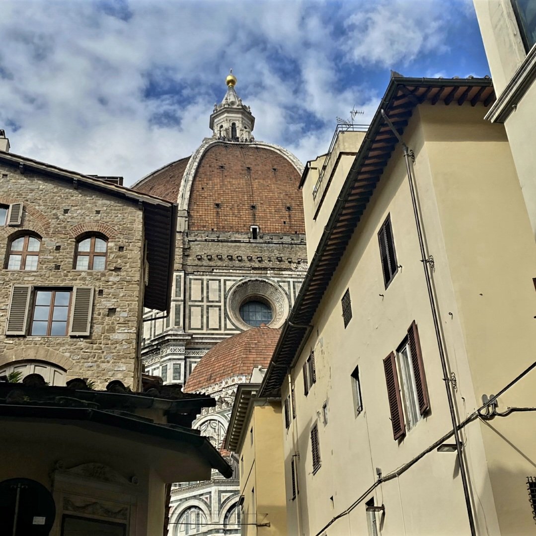 Miriamban0407's tweet image. Scegliersi, l’un l’altro, è uno degli atti di sovranità più veri che ci restano.
Volersi così come si è diventa uno spazio dove l’imperfetto umano basta a diventare essenziale.

📷-via dello Studio , #Firenze 💜⚜️