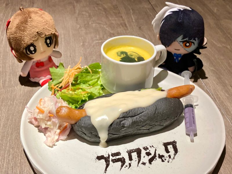 TEZUKA_goods's tweet photo. 速報‼️『ブラック・ジャック』コラボカフェ🍽️本日スタート🌟
現地の様子をお届け👉🏻https://t.co/jofr1rMuAM
落ち着いた雰囲気の店舗です🙆🏻

1人でも行けるかな？どんなお料理なんだろう？と予約を悩まれている方も、もう予約して楽しみにされている方も、ぜひチェックしてみてくださいね😉

ご予約絶賛受付中～✏️https://t.co/aY36hKCpst