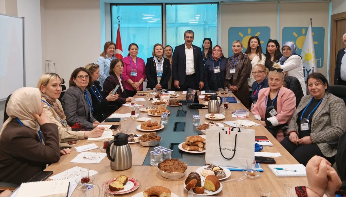 İstanbul İl Başkanlığımızda Gerçekleştirilen ve Kadın Politikaları Başkanımız Sn Nurten Çeviroğlu'nun katıldığı Toplantıda Anneler gününde gerçekleştirilecek etkinliklerin planlamalarınında yapıldığı verimli bir toplantı gerçekleştirildi.