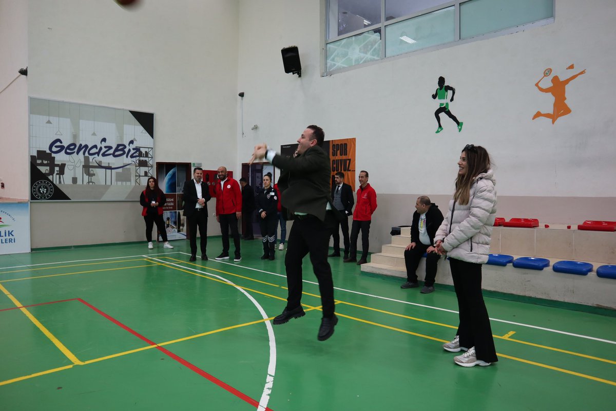 BeytullahBirlik's tweet photo. S. Mahmut Özpınar Bakım Merkezi’nin özel bireyleri ile Gençlik Merkezimizin spor salonunda düzenlenen basketbol etkinliğinde bir araya geldik. Birlikte spor yapmanın mutluluğunu paylaşırken, dayanışma ve keyif dolu anlar yaşadık.🤗 https://t.co/KzvdUFU3pj