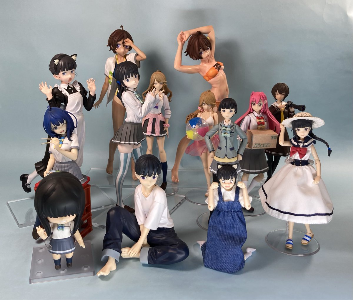 恒例手元マケイン立体物現況(笑)
今回のガレキ天愛星ちゃんチカピョンVer.加えての集合写真は撮影の位置決めに一苦労する位になりました🥰市販完成品はぬーすと八奈見さんのみで、他はねんどろ改造、プライズ改造、ガレキ、創彩少女庭園改造、創彩+アゾン布服と多彩です😊
…天愛星ちゃんが最大勢力🤣