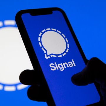 tekhabermerkezi's tweet image. FBI, silinmiş Signal mesajlarını bir iPhone’dan geri getirdi. Bu işlem, iOS’un bildirim önizlemelerini arka planda saklaması sayesinde mümkün oldu.

#iphone #signal #fbi #hayırlıcumalar #sane #bolubelediyesi #emircaniğrek #THM
