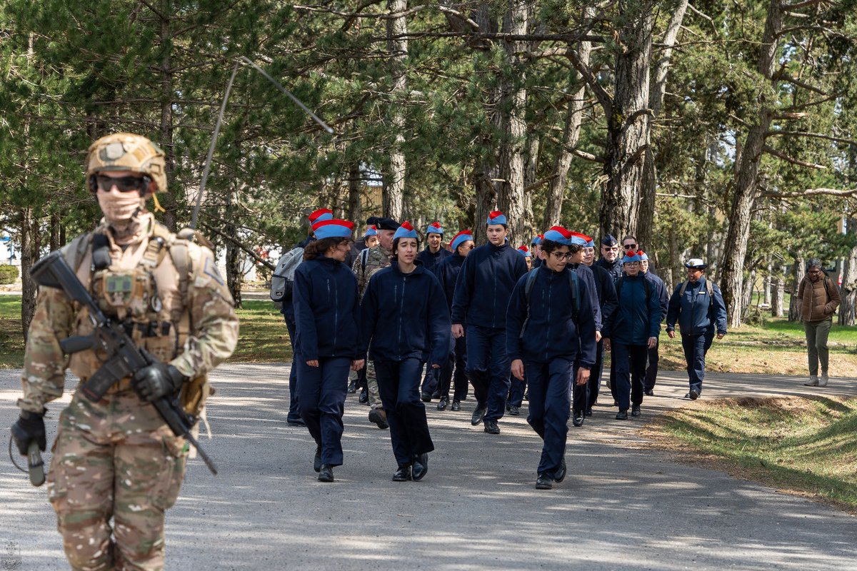 Cdc_13eDBLE's tweet image. [#CohesionNationale]

🟢🔴 Les Cadets de la Défense de l’Hérault ont vécu une journée exceptionnelle au sein de la #13DBLE. Une expérience forte qui met à l’honneur l’engagement de ces jeunes générations et leur volonté de découvrir l’esprit de défense.

➜ Visite de la salle