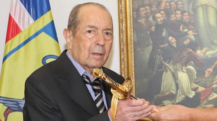 10/4/2021 Πεθαίνει σε ηλικία 97 ετών ο εφοπλιστής Ιάκωβος Τσούνης, ο οποίος δύο μήνες πριν δώρισε όλη την περιουσία του στις ΕΔ. Βετεράνος του Β’ΠΠ, το 1940 σε ηλικία 16 ετών πλαστογράφησε την ηλικία του για να πολεμήσει.
«Δίχως πατρίδα δεν υπάρχει ούτε πλούτος ούτε δόξα»