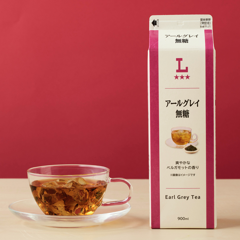「アールグレイ 無糖 900ml」が発売中♪
ベルガモットが華やかに香る無糖アールグレイティー！暖かくなってきた今の季節にもぴったりです(^^)