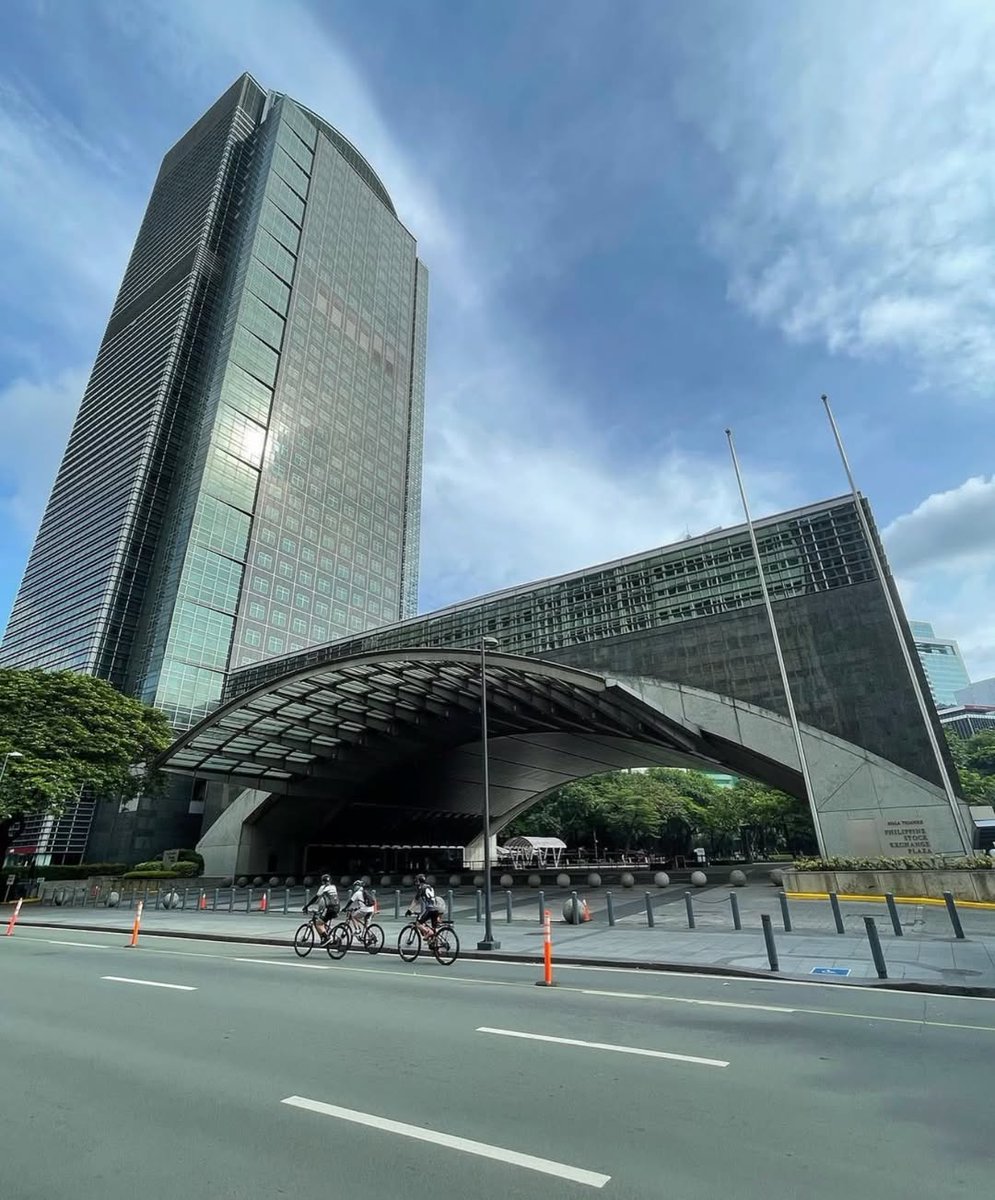 MakeItMakati's tweet image. Makatizens, it’s Car-Free Sunday again this weekend!🏃🚴‍♂️

Gather your family or friends to walk, run, bike, skate, and enjoy a refreshing morning outdoors in the city. 

#CarFreeAyalaAvenue #MakeItHappen #MakeItMakati

📸: @reekoi06