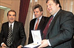 Όπως ακριβώς σας το υποσχέθηκα σύντροφοι, θα συνεχίσουμε με τα «έργα και ημέραι» του Βάγγου του Βενιζέλου.

Όπως είδαμε λοιπόν, τις προηγούμενες ημέρες, ο σύντροφος Βάγγος έχει σφοδρότατη αντίθεση στα ρουσφέτια, κατηγορώντας τον Μητσοτάκη. Στο quoted βλέπει κανείς ρουσφέτια της