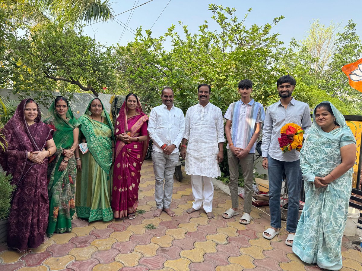 ijaykishore's tweet photo. कल का दिन बहुत ही शानदार था। भारतीय जनता पार्टी पिछड़ा वर्ग मोर्चे के प्रदेश प्रशिक्षण प्रभारी नीलेश कौशल जी के निवास हरसूद में परिवार के साथ नीलेश जी के परिवार मिलन कार्यक्रम हुआ बाकी बहुत ही आनंद आ गया ।एक शानदार परिवार। https://t.co/LKQRk9tFIO