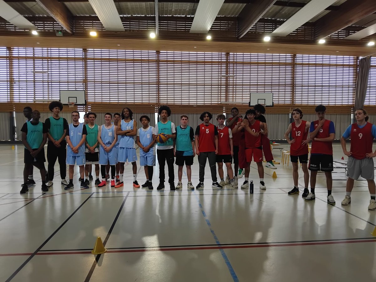 JB_Corot's tweet photo. Tournoi amical de basket au lycée Corot : les équipes de Lavoisier de Méru et Truffaut ont montré un bel esprit d'équipe. Une journée mémorable ! 🏀✨

https://t.co/HA7CpXoppn

@hautsdefrance @DSDEN60 @AcAmiens https://t.co/WwE65n8vnQ