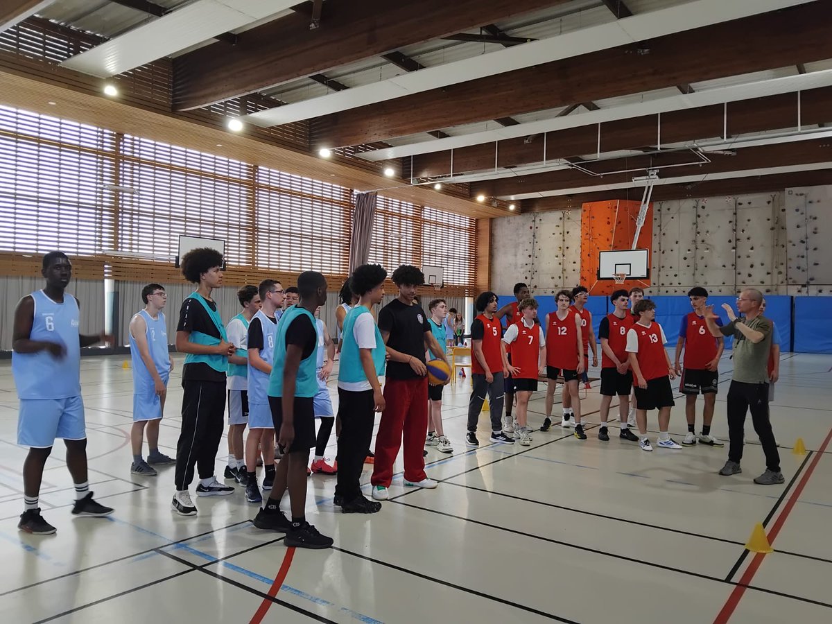 JB_Corot's tweet photo. Tournoi amical de basket au lycée Corot : les équipes de Lavoisier de Méru et Truffaut ont montré un bel esprit d'équipe. Une journée mémorable ! 🏀✨

https://t.co/HA7CpXoppn

@hautsdefrance @DSDEN60 @AcAmiens https://t.co/WwE65n8vnQ