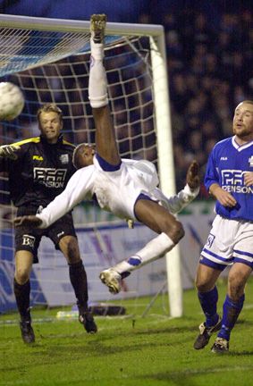 FCKminus25's tweet photo. Zuma forsøger sig med et saksespark i @LyngbyBoldklub  (09.04.2001), men mon det nogensinde vil lykkes? 
Kampen ender 0-0, og @FCKobenhavn ligger stadig nummer 4.
#fckminus25 #fcklive
Foto: Birger Voelius https://t.co/uOSHnv8nQo