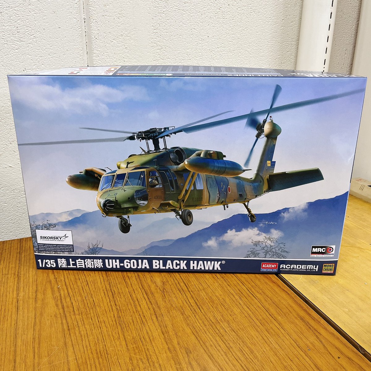 本日入荷したプラモデルです。 ACADEMY(アカデミー)陸上自衛隊 UH-60JA