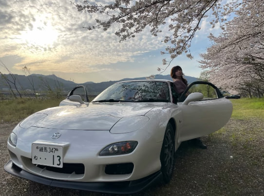 mzelom_'s tweet photo. 桜は春の優しさ、ロータリーは心の底からの大好きだよ✨

RX-7 のエンジン音は、春一番の最高な BGM なの♡

桜とスポーツカーのデートに出かけて、ロマンも情熱も、全部欲しいんだ🚗💨 https://t.co/A68yvg4SA7
