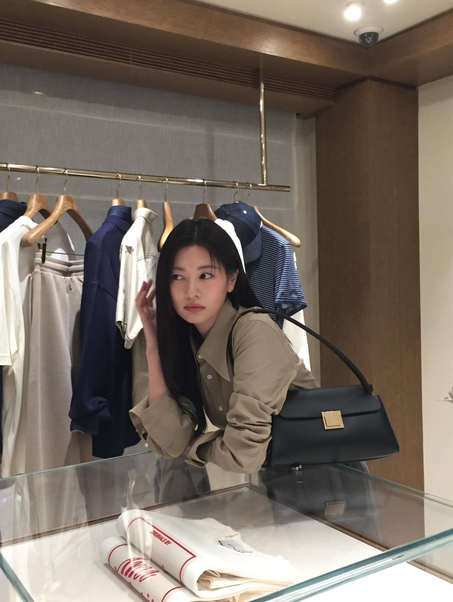 Mr. & Mrs. JUNG tweet media