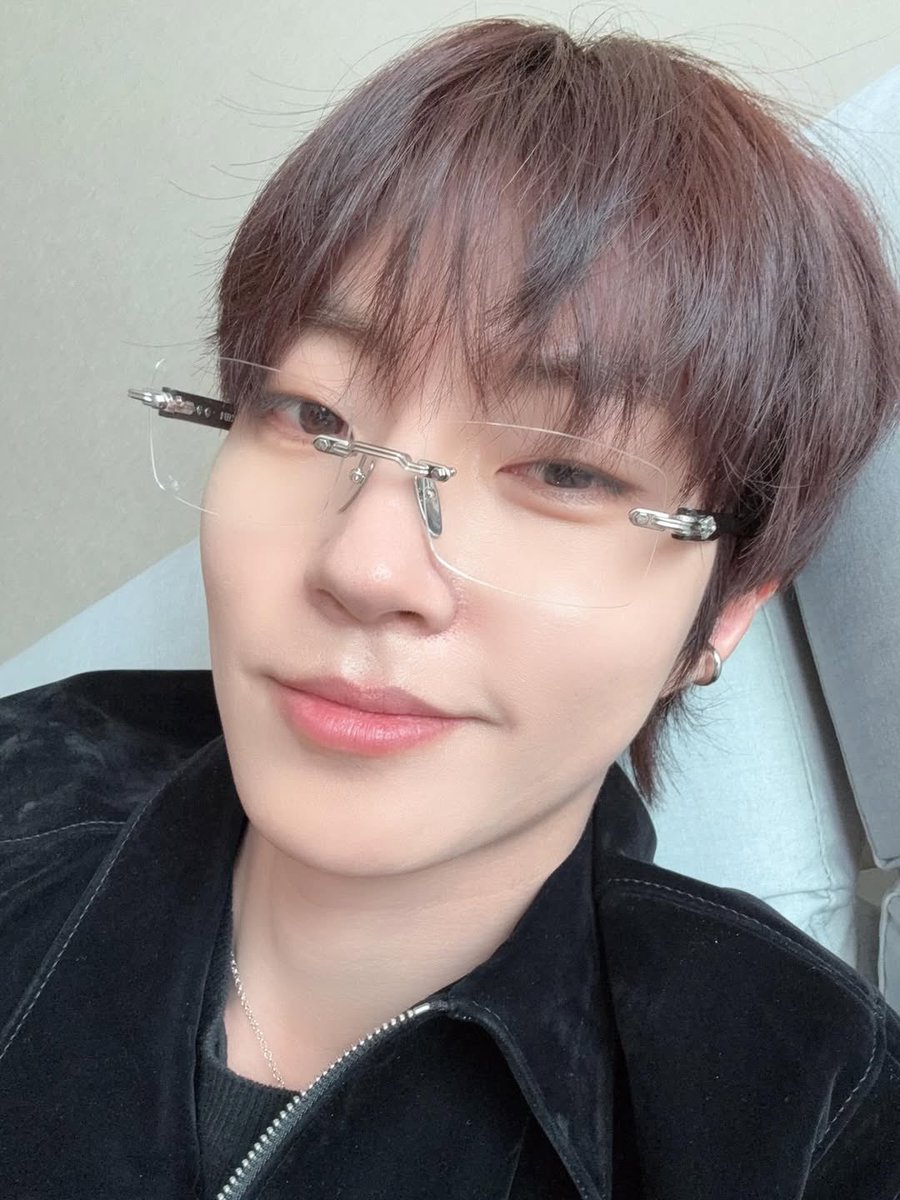 inyoup's tweet photo. How do i look with glasses now? Still suits me or not? https://t.co/Xa4pk5Pu4z