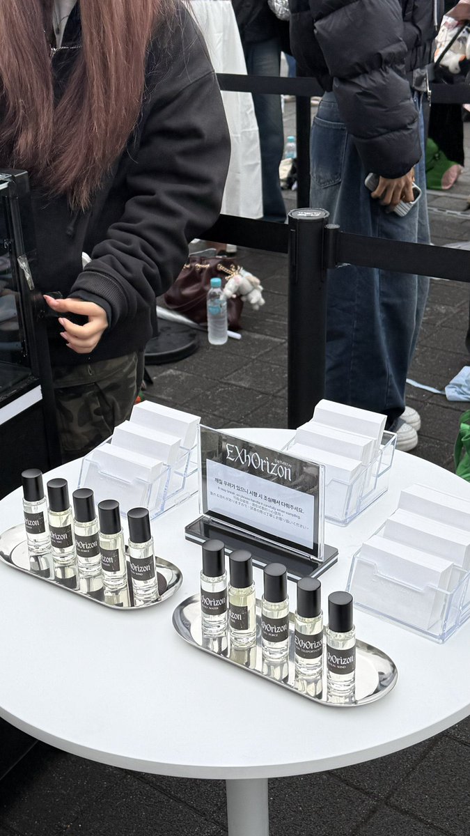 ERI_SHOPPE's tweet image. Actual photos of the #EXhOrizon Official MD! Ang laki ng fanlight bag 🥹❤️ Online preorder is open po~

credits to the owner for the pics !