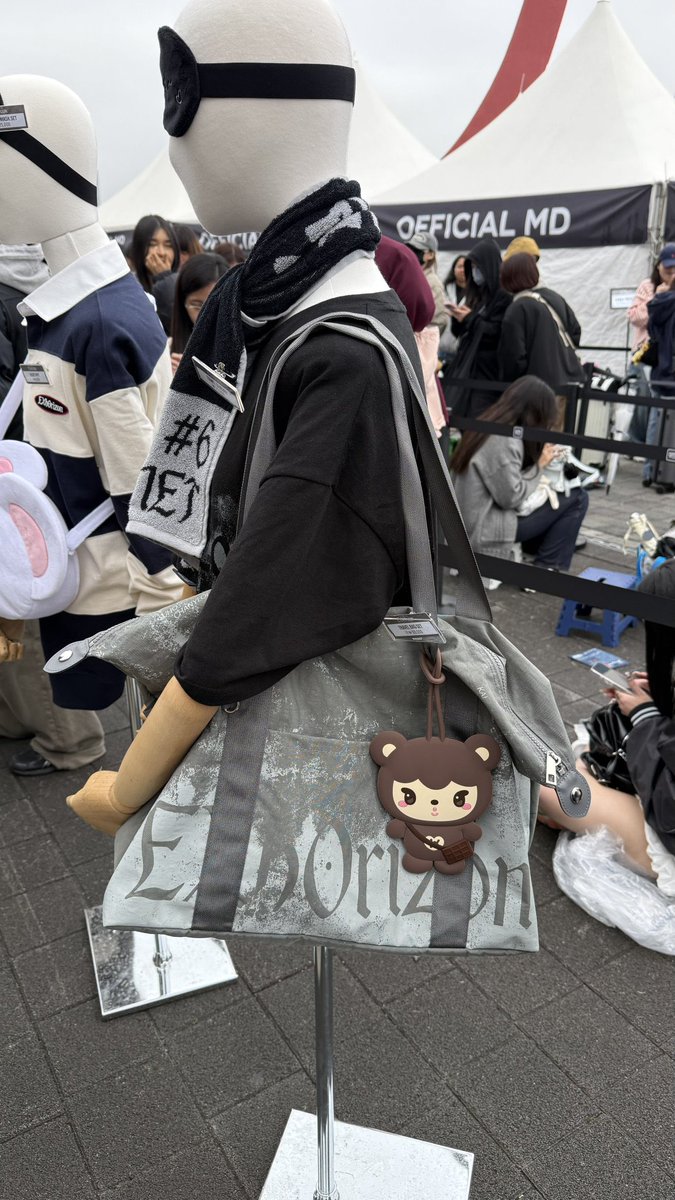 ERI_SHOPPE's tweet image. Actual photos of the #EXhOrizon Official MD! Ang laki ng fanlight bag 🥹❤️ Online preorder is open po~

credits to the owner for the pics !