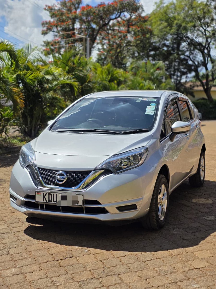 MaryjaneMwanza's tweet image. Kama uko na 900k and you looking for a good ,clean,fuel efficient car i have a deal for you,
This 2018 nissan note is available 
Its running on a 1200cc with 116kms mileage
Not used locally 
For viewing contact 0798383235
#cars #deal #nikokadi