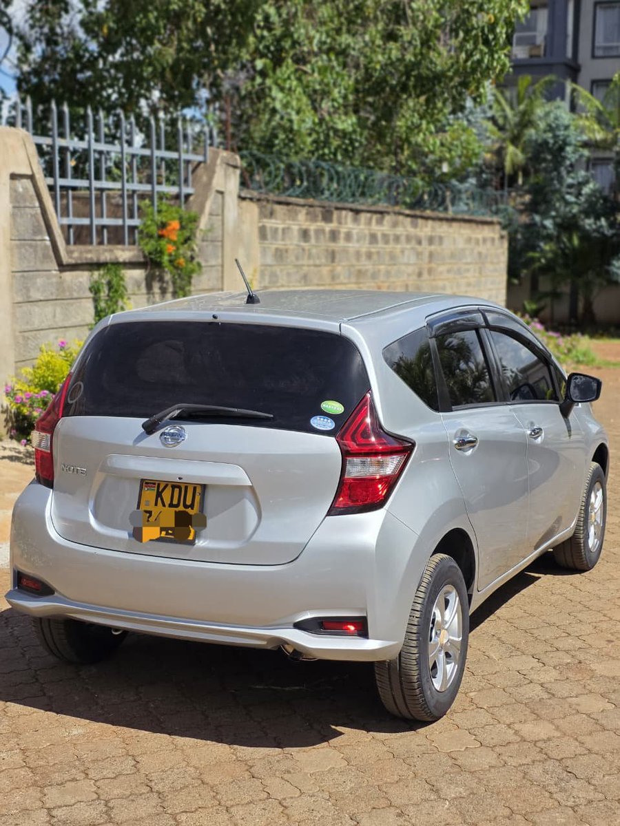 MaryjaneMwanza's tweet image. Kama uko na 900k and you looking for a good ,clean,fuel efficient car i have a deal for you,
This 2018 nissan note is available 
Its running on a 1200cc with 116kms mileage
Not used locally 
For viewing contact 0798383235
#cars #deal #nikokadi