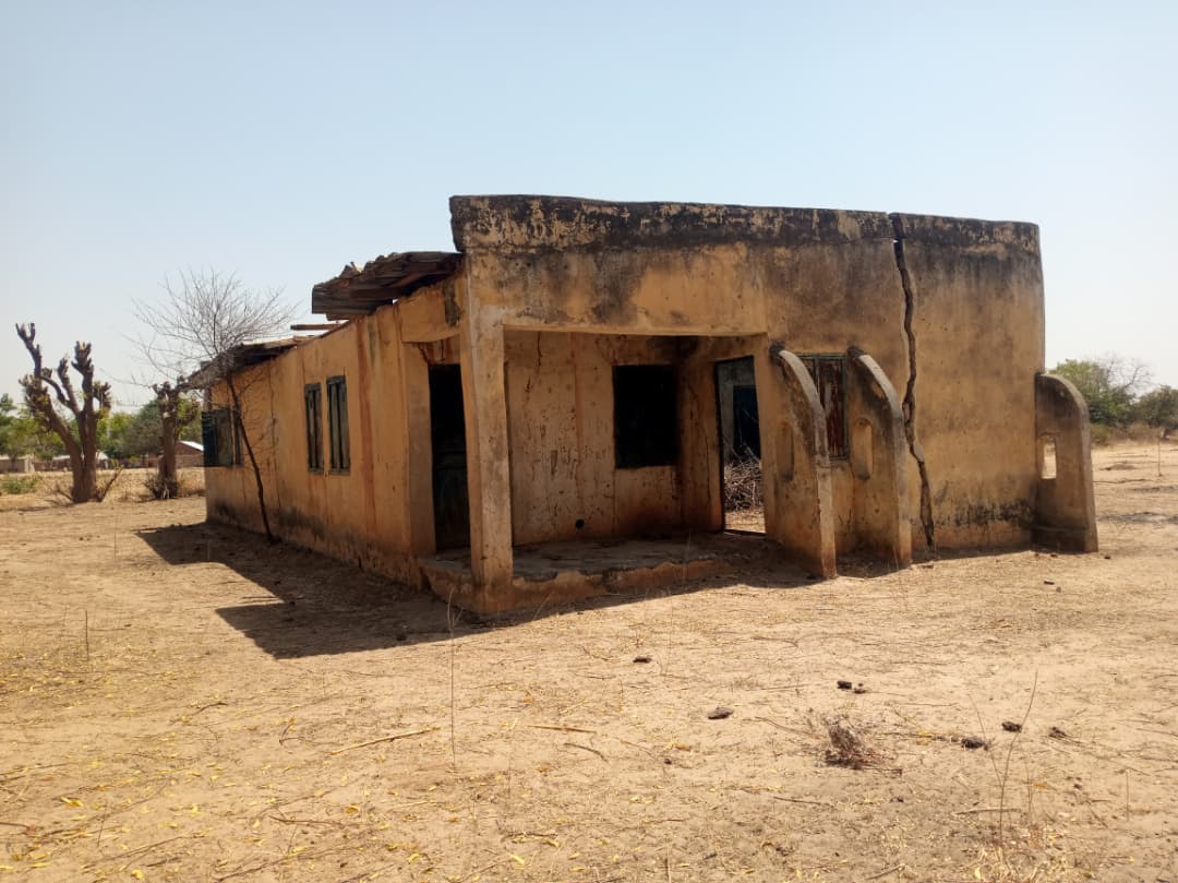TrackaNG's tweet photo. URGENT!!
Gov @MalaBuni , Hon Mohammed Buba jajere, Hon. Ibrahim Muhammad Bomai, Hon Audu Bukar Gadaka,

The people of Fika have no medical lifeline. Lewe PHC in Fika, which should be a lifeline for the community, is almost a ghosthouse.
The facility is in a dangerously dilapidated state, unsafe, with no beds, medical equipment, laboratory, or medical staff.
Despite this, residents still rely on it for treatment, putting lives at risk and limiting access to proper treatment.

We implore your offices and the @Fmohnigeria, @NphcdaNG, to facilitate the immediate reconstruction of this facility. Quality healthcare is non-negotiable!

#FixOurPHCs