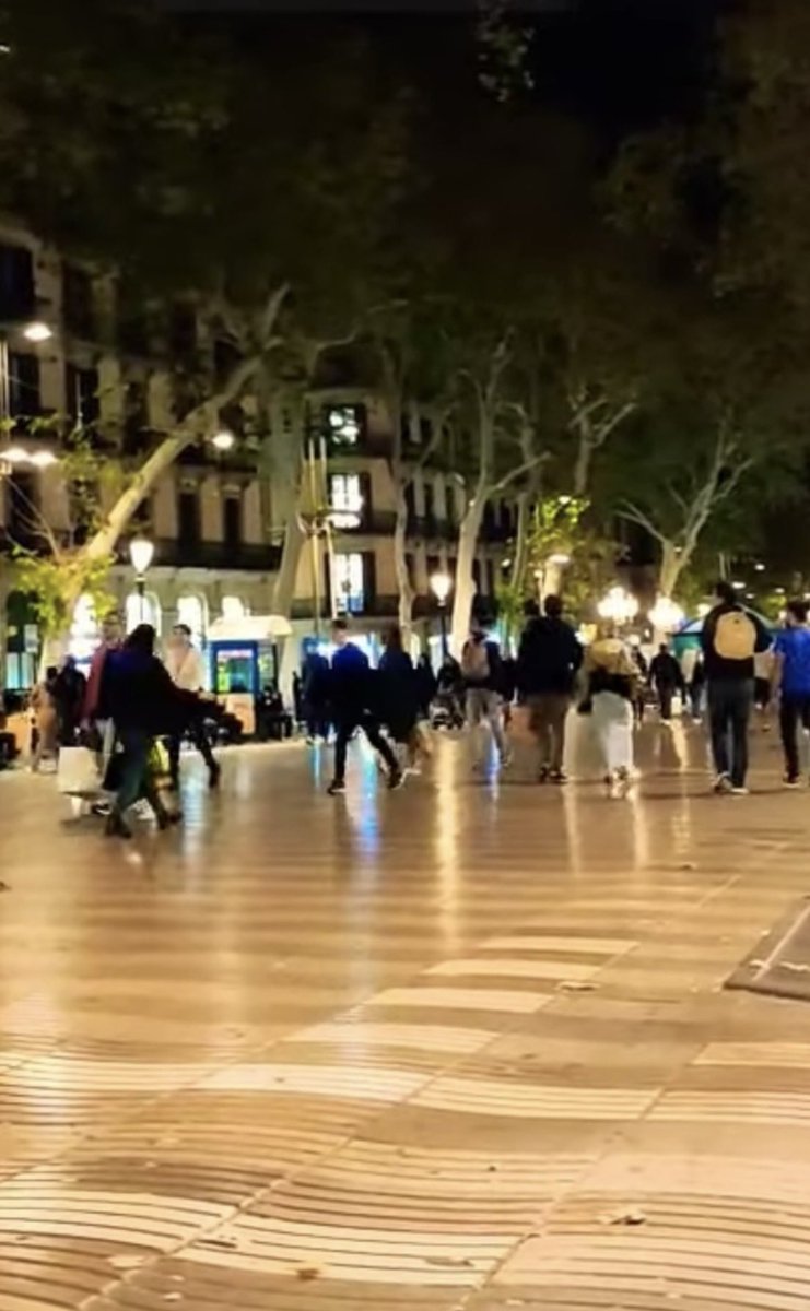 Un magrebí de 19 años le pregunta a una mujer en Las Ramblas de Barcelona, eres cristiana? Y al responder ella que si, al grito de“puta cristiana”la agredió teniendo que ser atendida de lesiones por el SEM
…Si un español le hace lo mismo a una musulmana, va directo a la cárcel!!