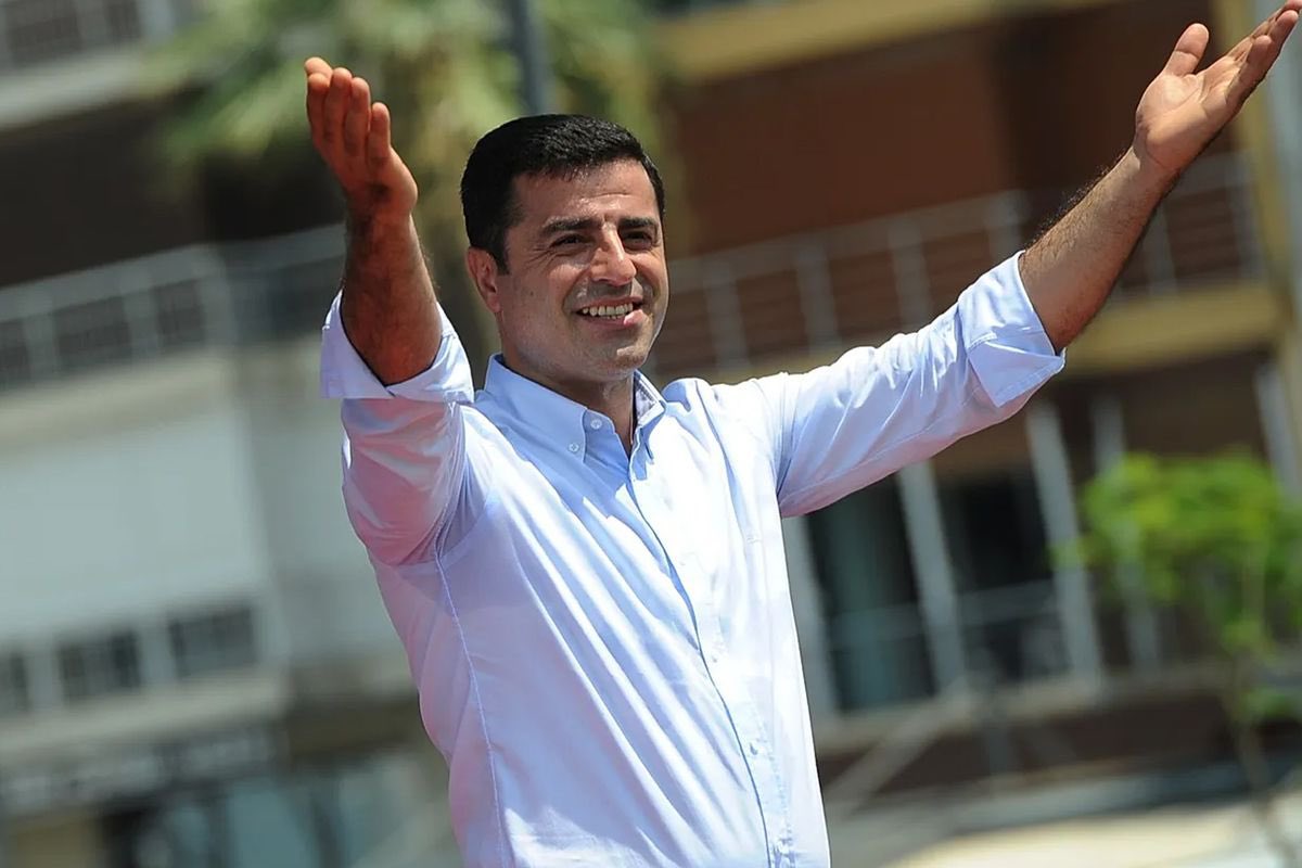 akinolguntr's tweet photo. Doğum günün kutlu olsun sevgili @hdpdemirtas 
Arkadaşlığı, dostluğu, yoldaşlığı o yürekte saklayan yanında, özgür günlerde hep birlikte kutlayabilmek dileğiyle, yüzbinler, milyonlar olarak sarılıyoruz sana. 
On yıldır kaldığın hücrenden, inatla dışarı taşırdığın umudun, vicdanın, aklın ve yaratıcılığın kardeş sofrasında olmaktan yana mutluyuz. 
İyi ki doğmuşsun ve özgürlük mücadelesinde, milyonlar olarak hemhal olmuşuz seninle.