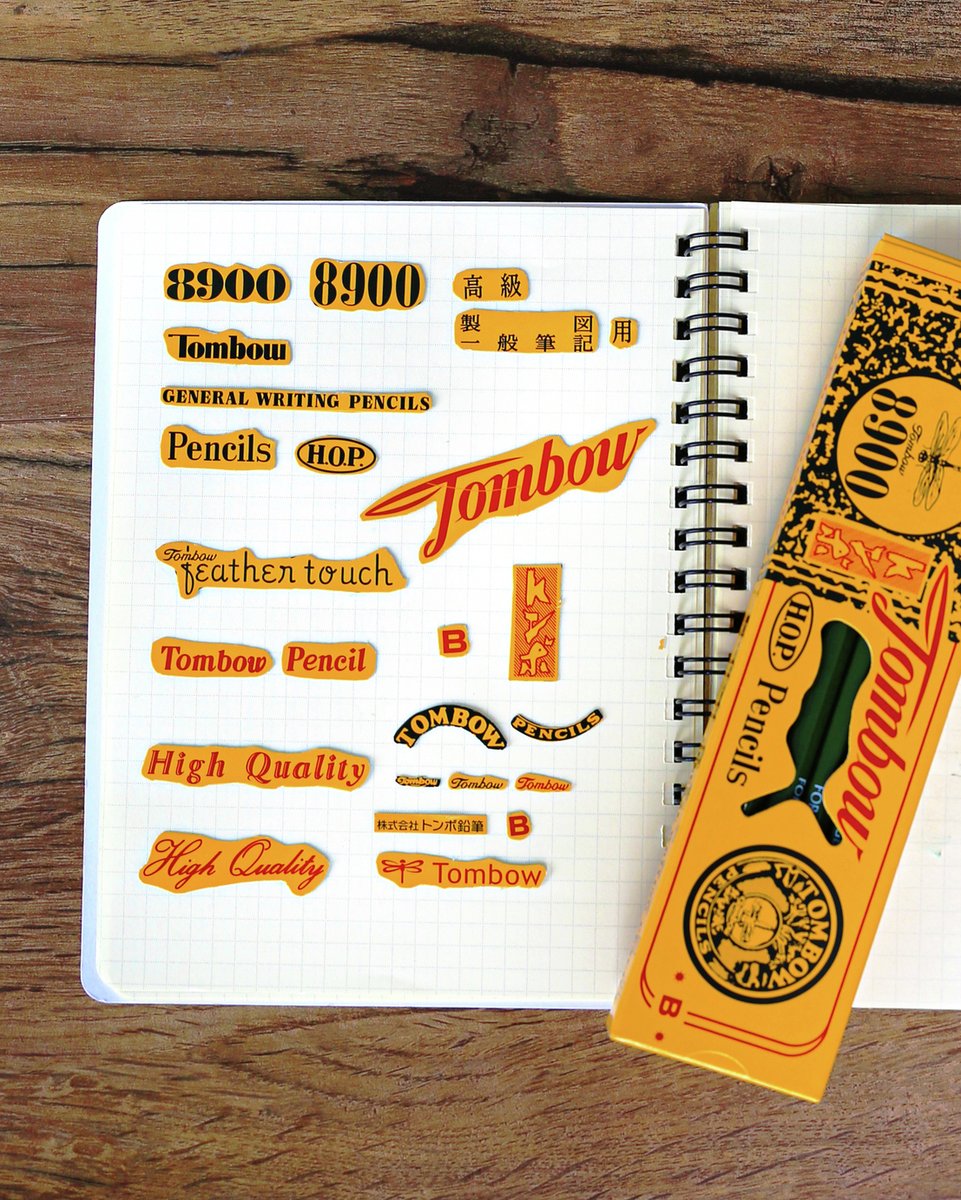 tombowpencil's tweet image. 80年近くもほとんどデザインが変わらない8900のパッケージ。

よくみると色々なフォントが使われています🔍
なんとも不思議なデザインですが、どこか調和がとれています😮

今日は「フォ（4）ント（10）」で「フォントの日」ということで鉛筆8900をピックアップしました！

tombow.com/products/penci…