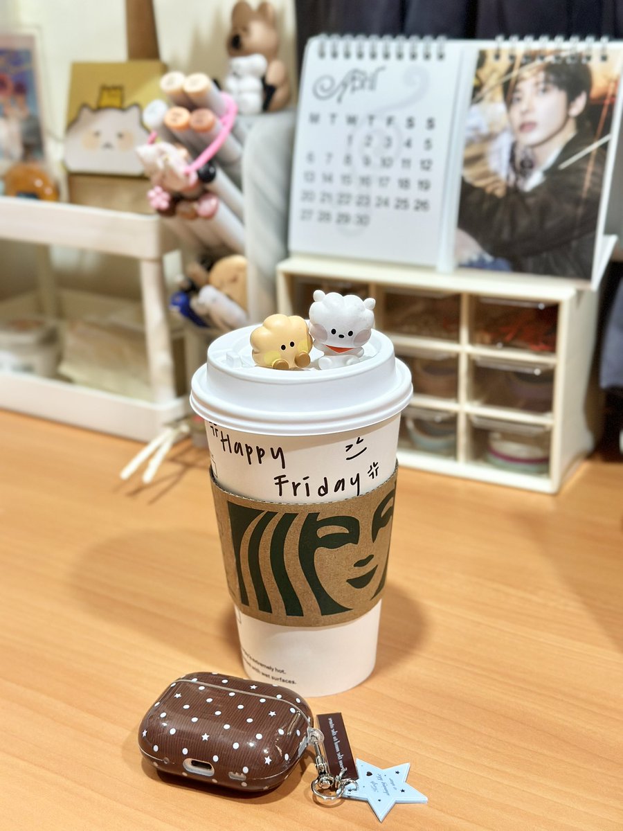 用優惠卷得到免費星巴克😎
店員寫的happy friday感覺很不happy

給大家看可愛羊駝和小餅乾