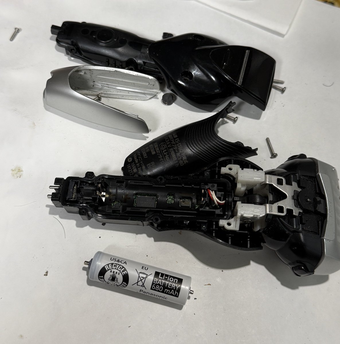ClubZ900rs's tweet photo. シェーバーの充電ができなくなったので分別廃棄しようと分解して見たら単三型のリチウム電池でした。価格見たら580円だったのでAmazonで注文❣️
まだまだ使えそうですね🤗 https://t.co/97KVyED1mf