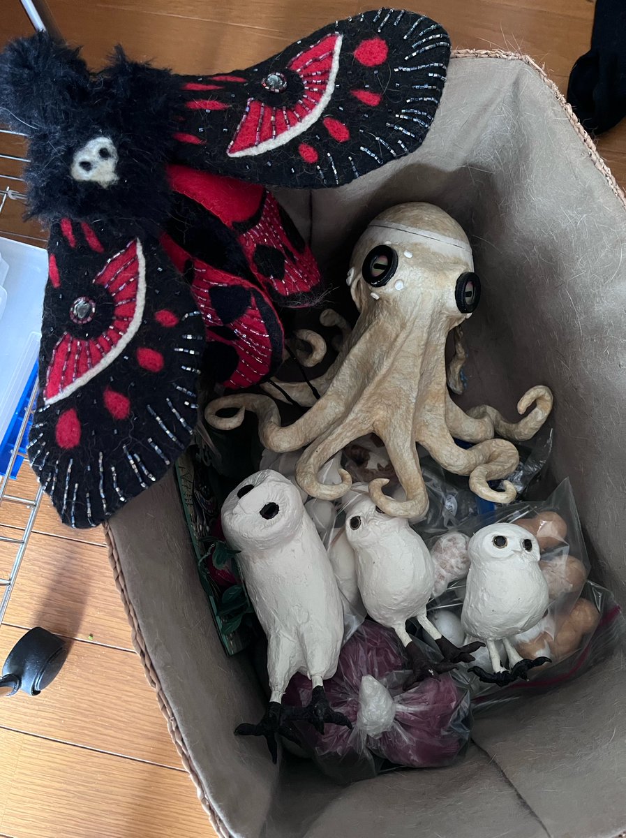 犬介護の添い寝してるから自分の寝室は使ってないので倉庫状態。気力が出てきたから少しづつ片付けて、心を鬼にして使ってないものを捨てようとしてるの。でも入れ物を開けるたび作りかけの捨てられないものが出てくる。お蔵入りが長すぎて存在を忘れてた過去のモノの方が気合が入った作りなの泣ける。